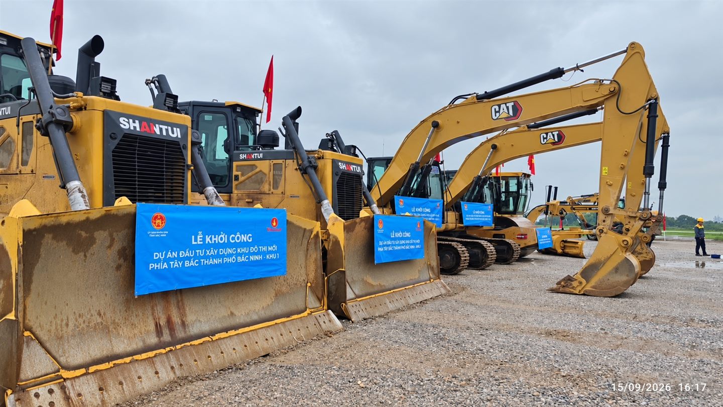 Máy ủi và máy xúc xếp hàng tại lễ khởi công Khu đô thị mới phía Tây Bắc Bắc Ninh tháng 9 năm 2026